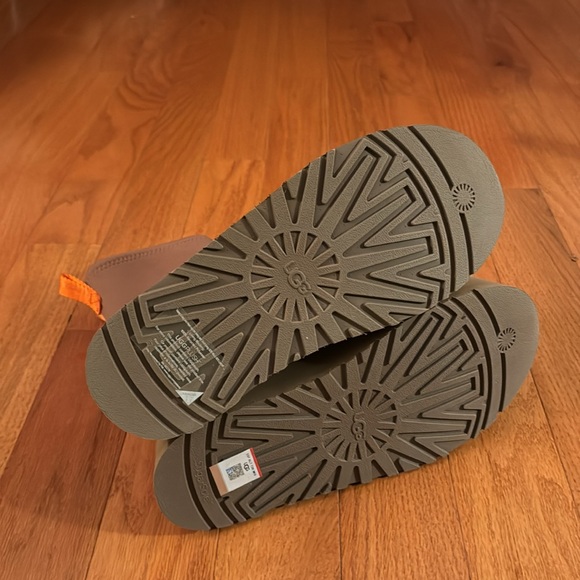 UGG Classic Dipper "Chesnut" Boots - Picture 5 of 6